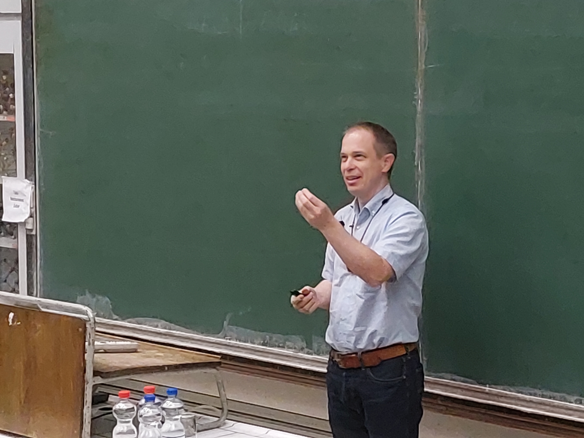 Prof. Johannes Kästner hält einen fesselnden Vortrag zur Astrochemie