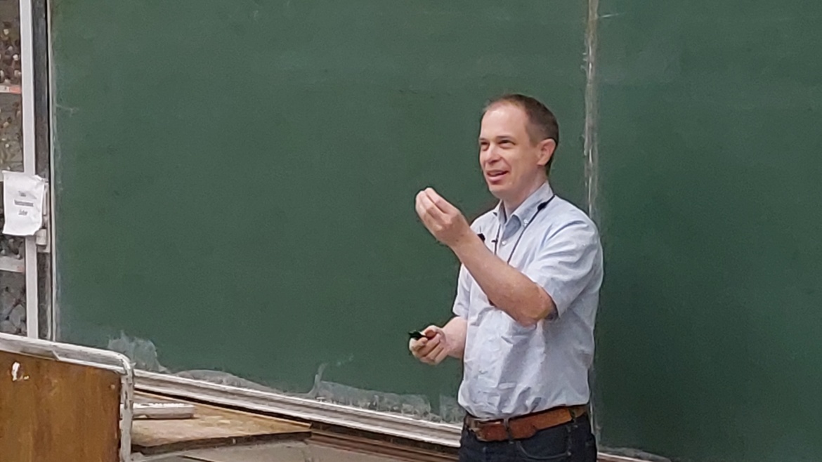 Prof. Johannes Kästner hält einen fesselnden Vortrag zur Astrochemie