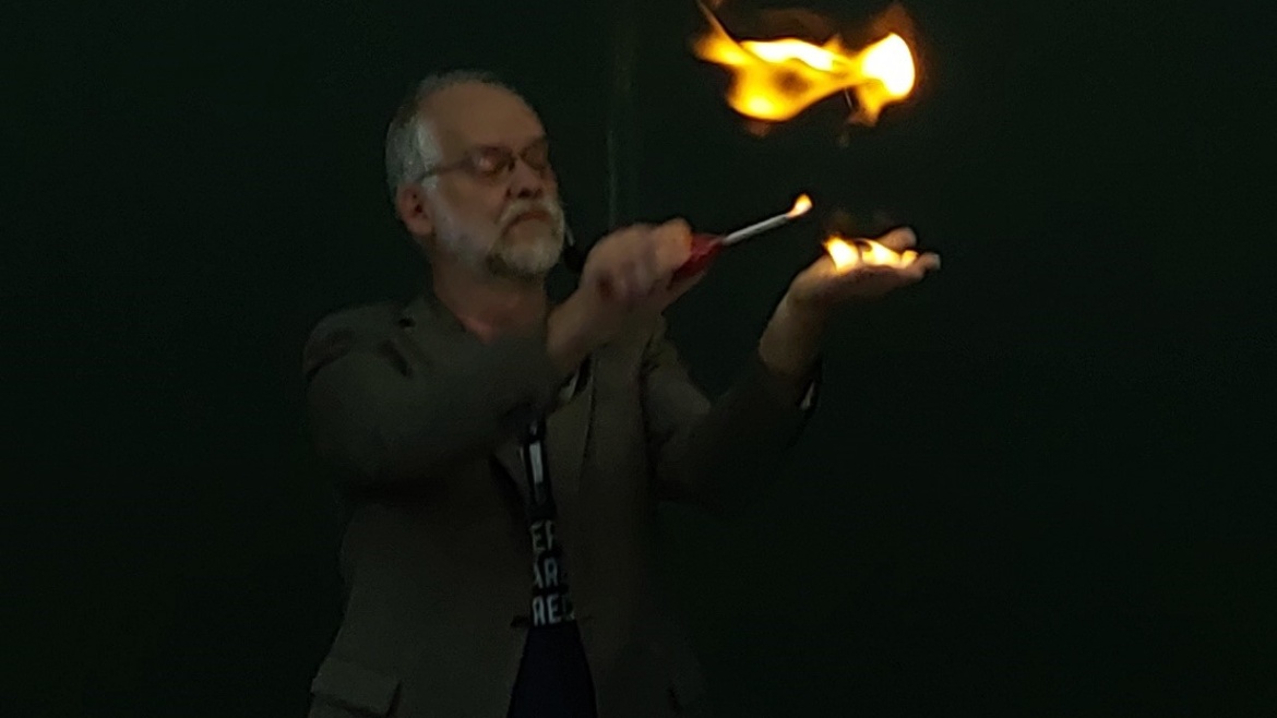 Feuer und Flamme - mit Kurzvideo; Bild: Prof. Gudat führt Schießbaumwolle vor