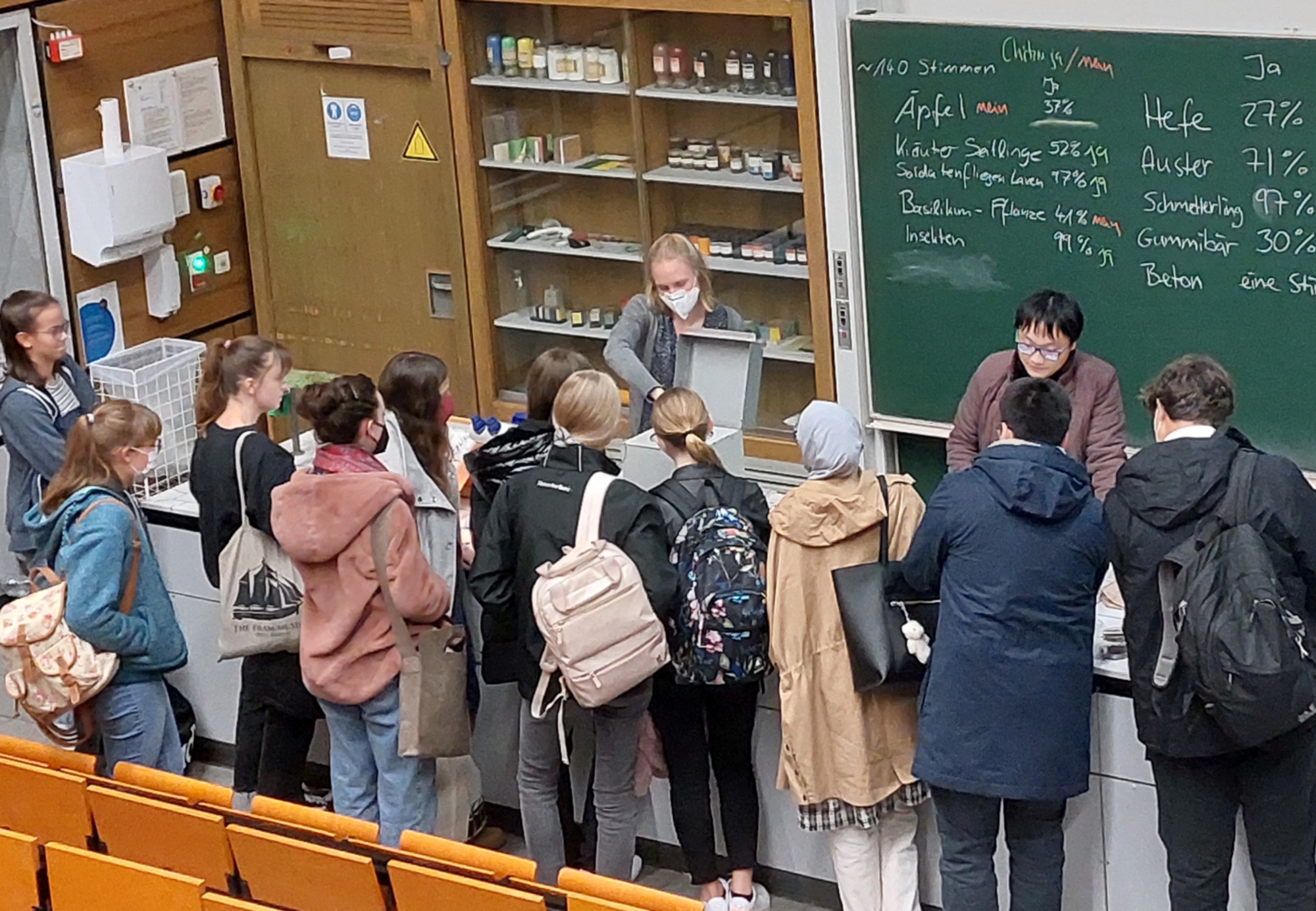 Interessierte haben Fragen rund um den <br/>"Chitin-Vortrag"