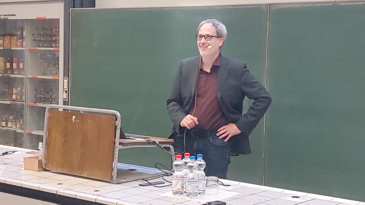 Prof. Andreas Köhn erklärt, wie Moleküle aussehen