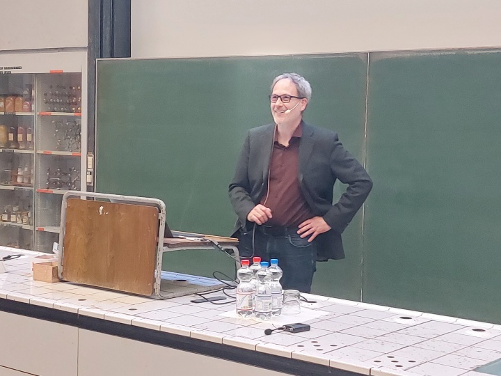 Prof. Köhn erklärt, wie Moleküle aussehen
